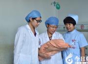 這個(gè)小天使太著急，竟然搶先誕生在醫(yī)院的停車場(chǎng)里（立軍）