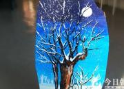 今冬的雪來得太晚，她先畫了一幅，請您欣賞?。ǘ》綀A）