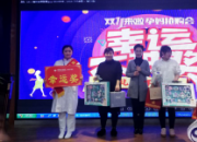 圍觀！這么多人歡聚一堂，笑聲頻出，快來看看怎么回事兒？（李蔚藍(lán)）