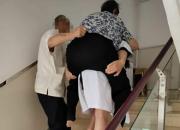 大娘，請(qǐng)您到我肩上來(lái)……