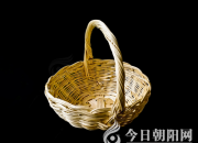 瞧！這編筐的手藝真棒！