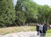 服務(wù)生態(tài)建設(shè) 打造秀美山川——朝陽工校園林專家進景區(qū)解難題（于萌萌）