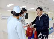 除夕送暖 情系一線——朝陽市第二醫(yī)院領(lǐng)導(dǎo)除夕慰問一線值班人員