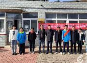 榮光共見證 喜悅同分享——朝陽工校領(lǐng)導(dǎo)帶隊送喜報和錦旗到獲獎學(xué)生張佳盈朱昭錚家中（馬明吉 姜穎）