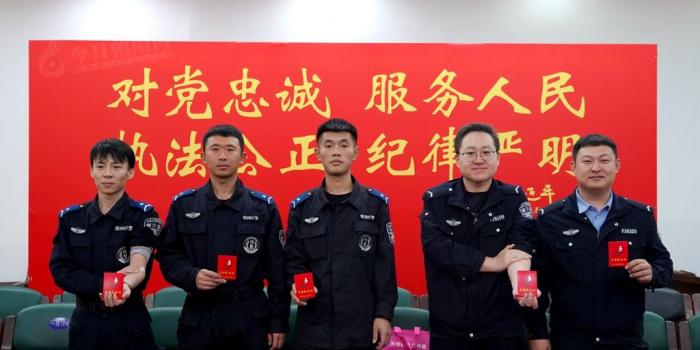 紅心向黨 熱血鑄魂——朝陽(yáng)市中心血站攜手朝陽(yáng)市公安局開(kāi)展無(wú)償獻(xiàn)血活動(dòng)”