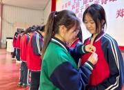 燃！殘奧冠軍盧冬助力朝陽博睿學(xué)校新團員，團徽見證青春的雙向奔赴