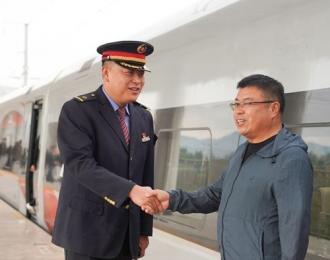 危急時(shí)刻顯擔(dān)當(dāng)｜國(guó)網(wǎng)建平縣供電公司員工高鐵救人獲贊